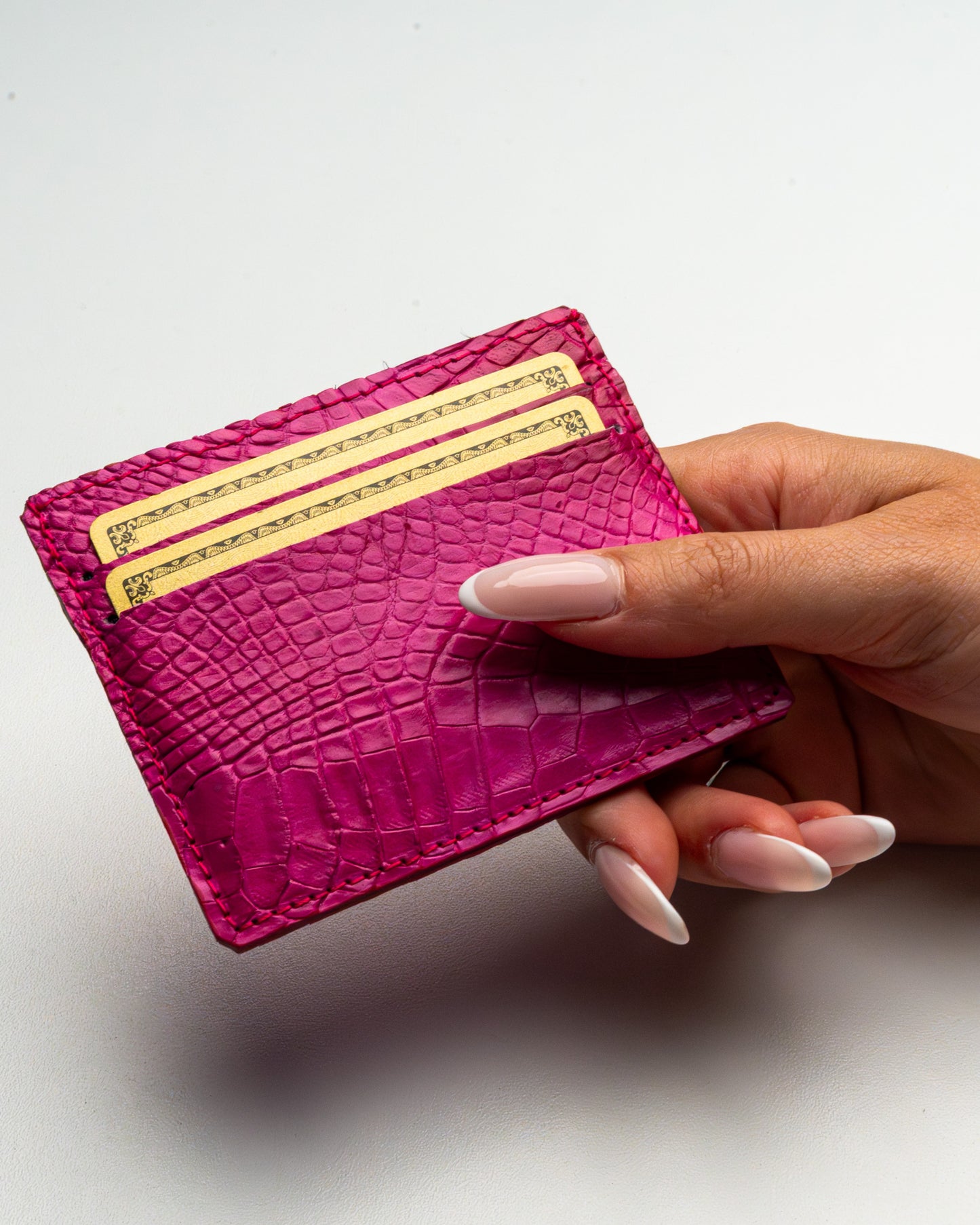 Porta tessere in pelle di alligatore Fucsia – accessorio elegante e compatto per tessere e banconote