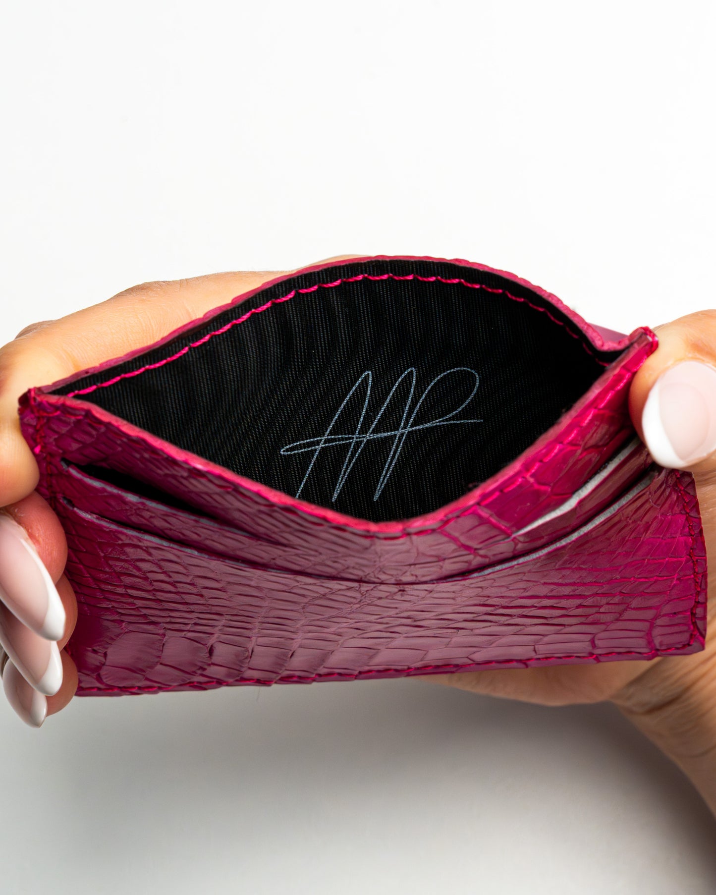 Porta tessere in pelle di alligatore Fucsia – accessorio elegante e compatto per tessere e banconote
