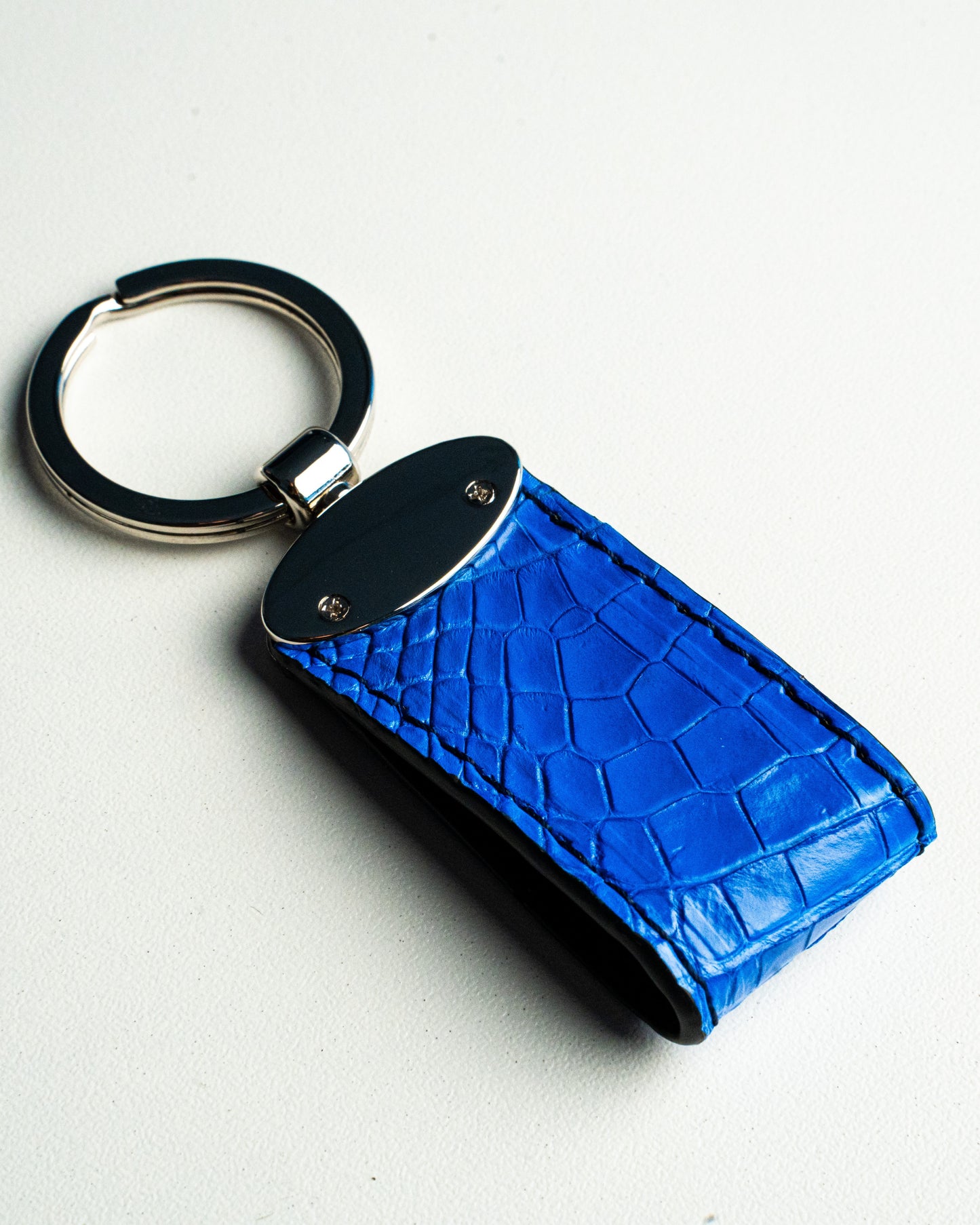 Portachiavi in pelle di alligatore blu, stile classico