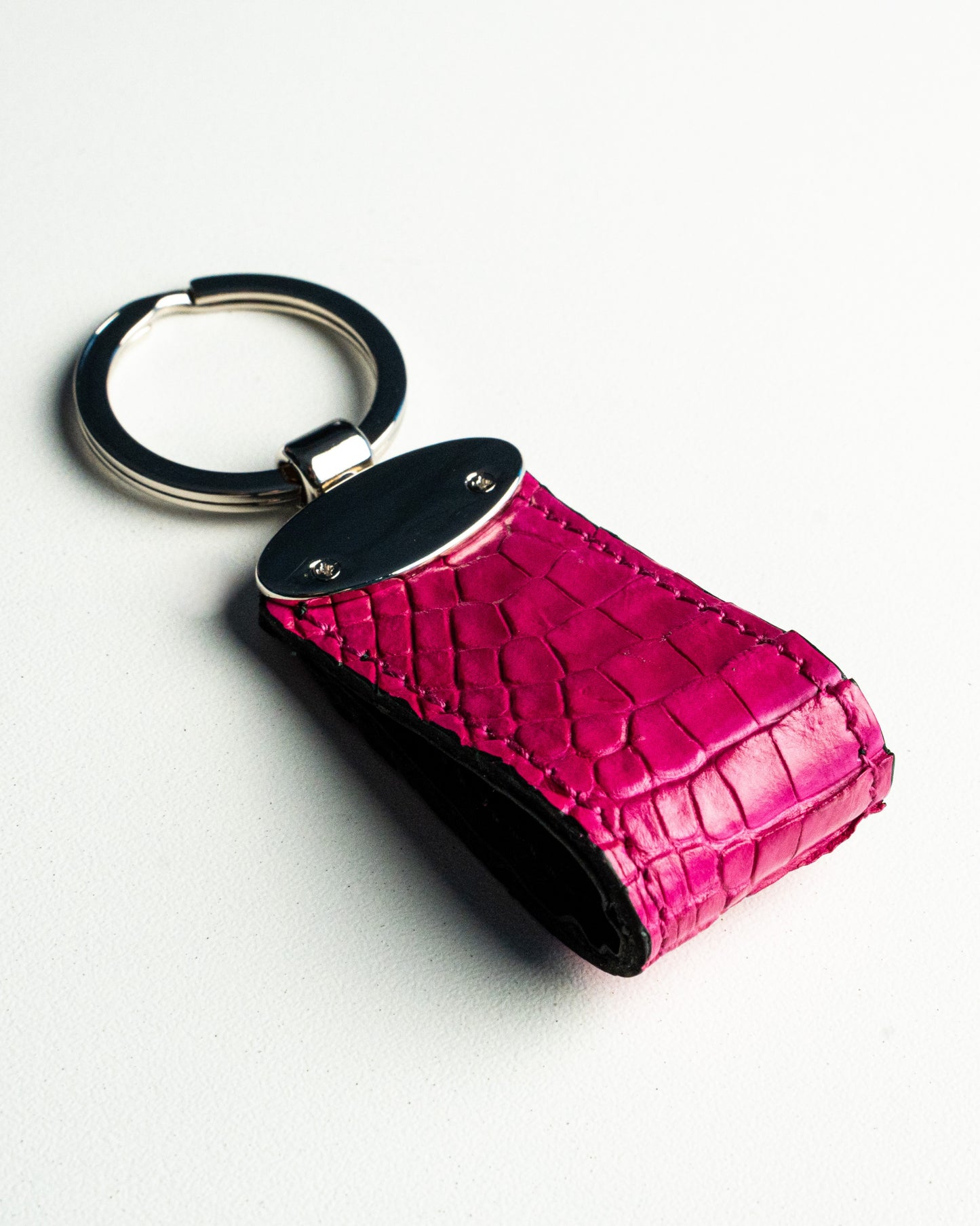 Portachiavi in pelle di alligatore fucsia, stile classico