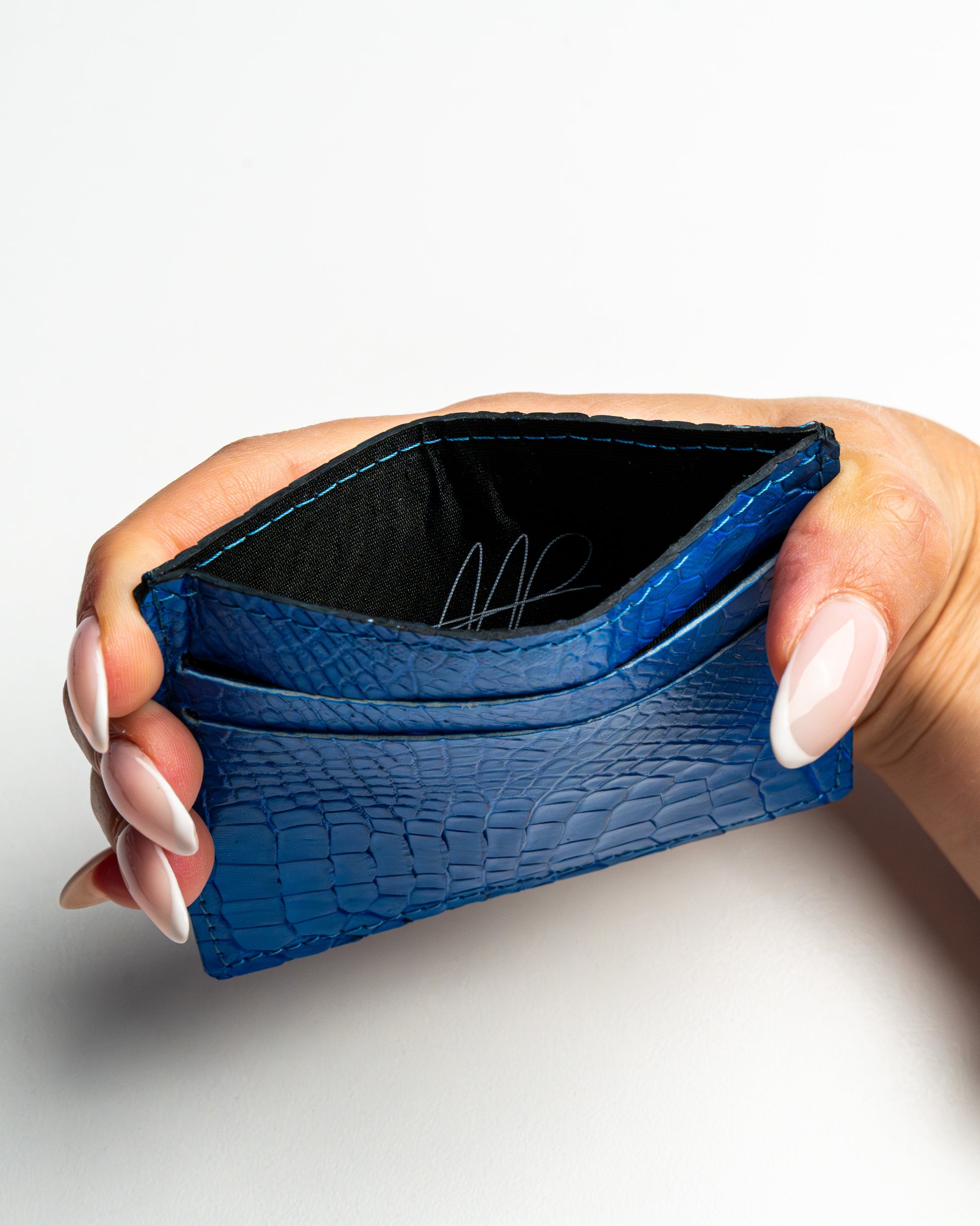 Porta tessere in pelle di alligatore Blu Mare – elegante e compatto, ideale per tessere e banconote