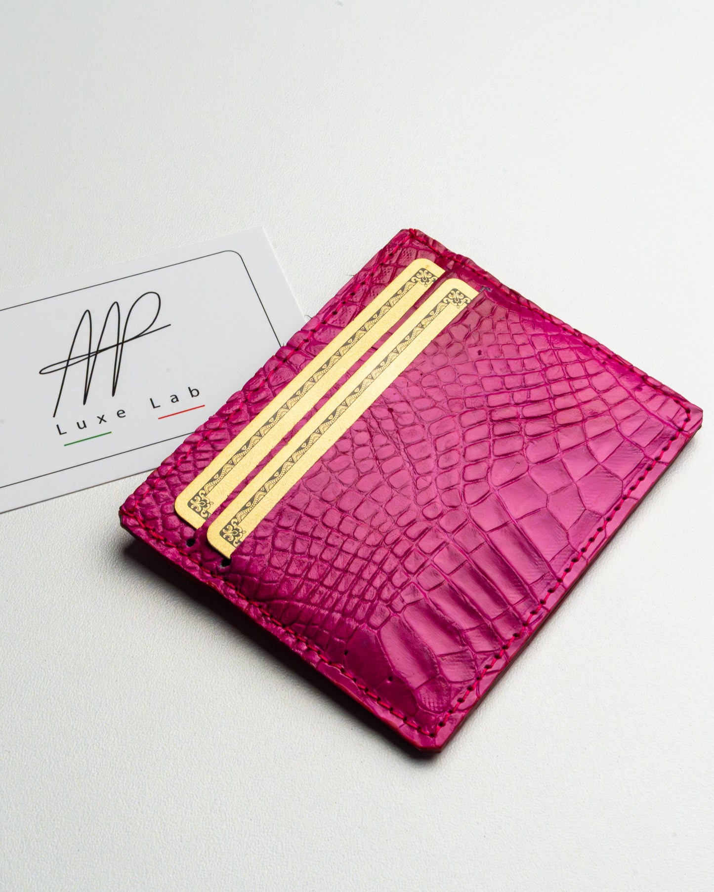 Porta tessere in pelle di alligatore Fucsia – accessorio elegante e compatto per tessere e banconote