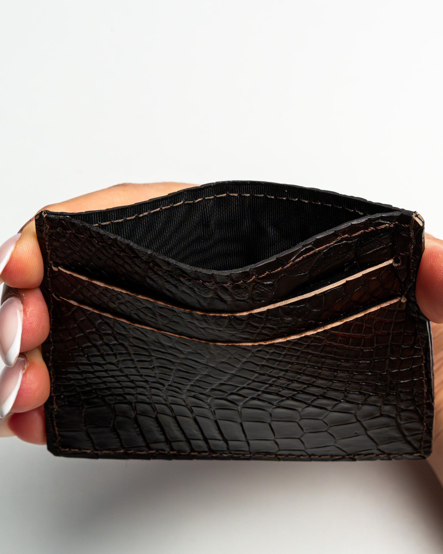 Porta tessere in pelle di alligatore Marrone – elegante e pratico per tessere e banconote
