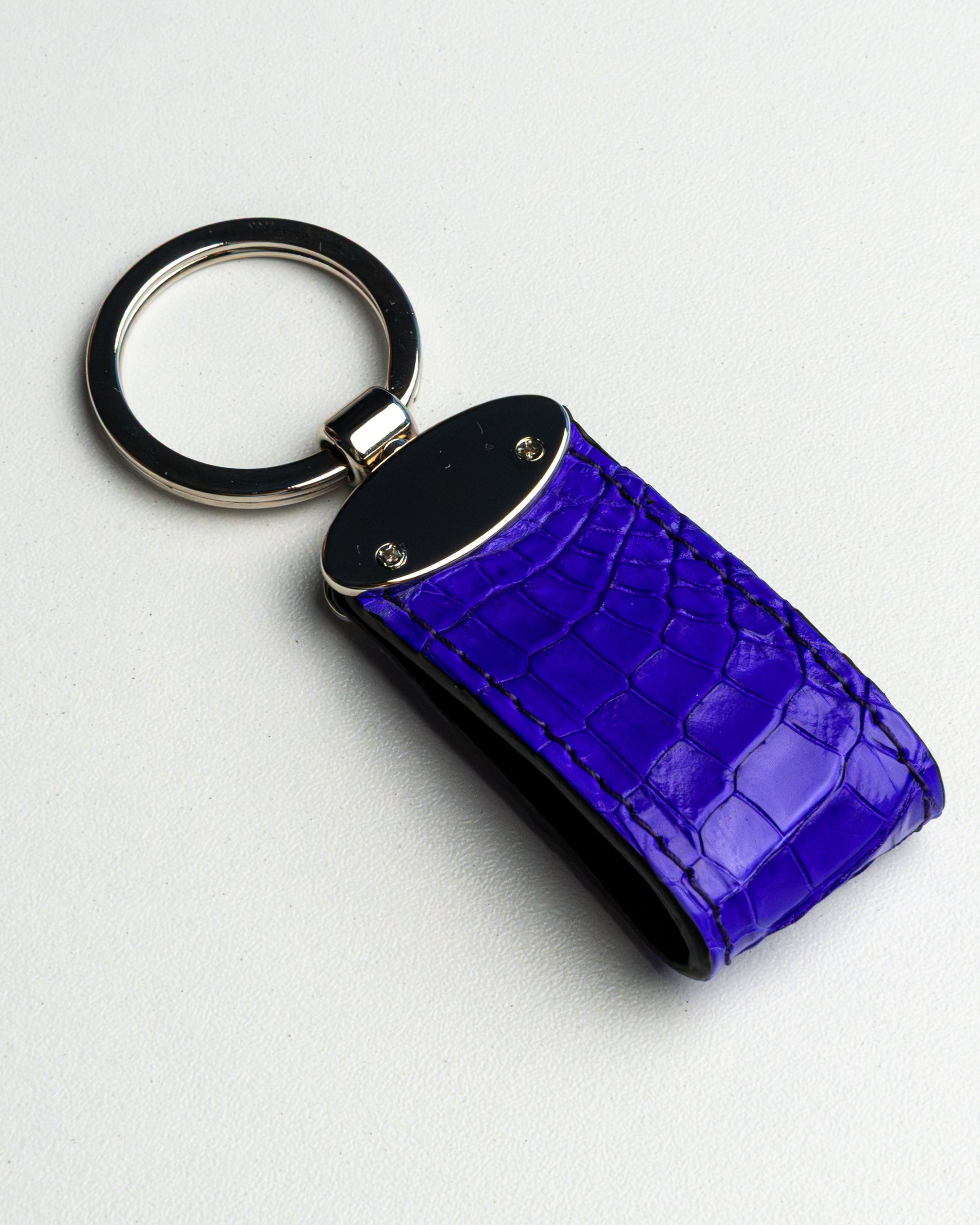 Portachiavi in pelle di alligatore viola, stile classico