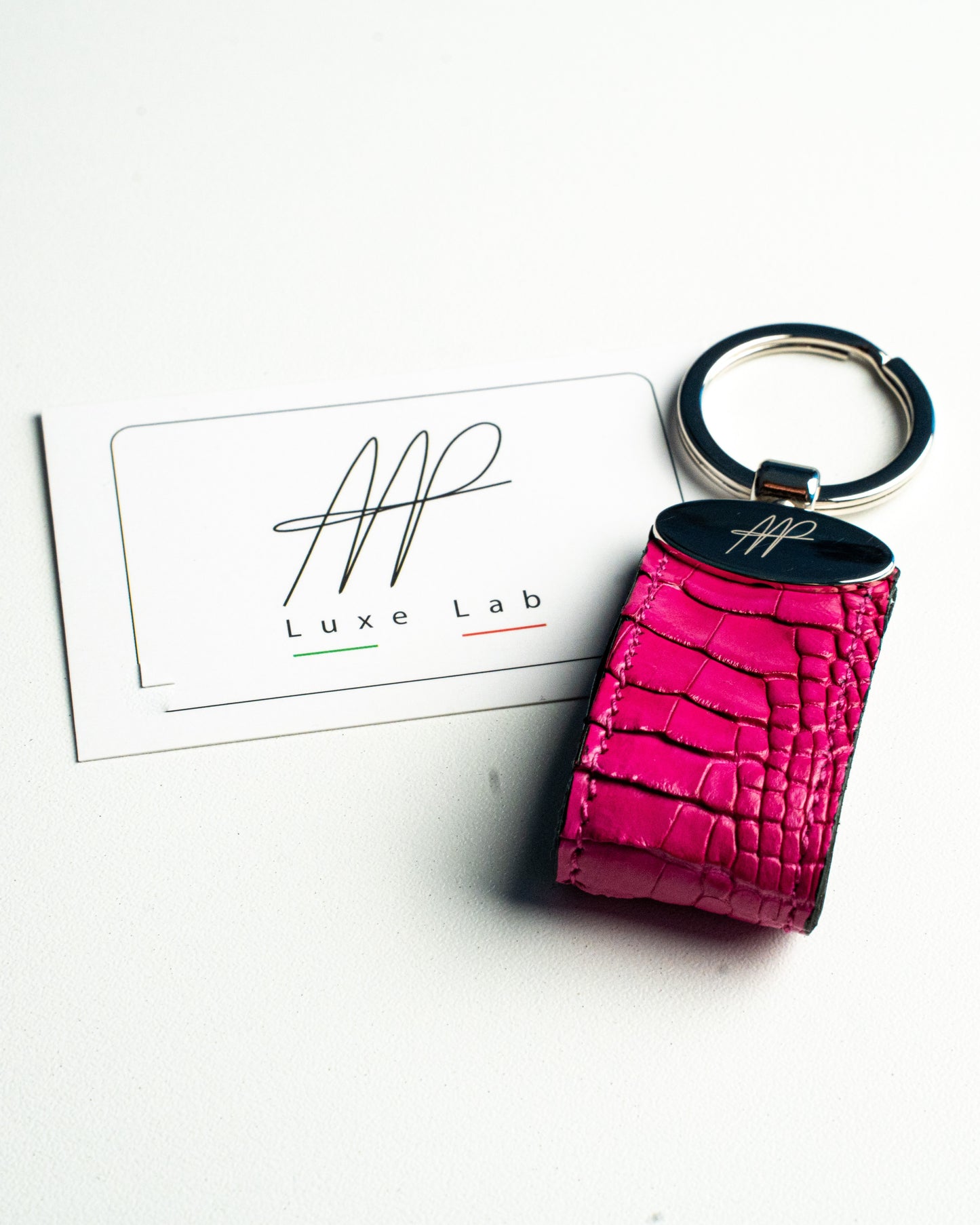 Portachiavi in pelle di alligatore fucsia, stile classico
