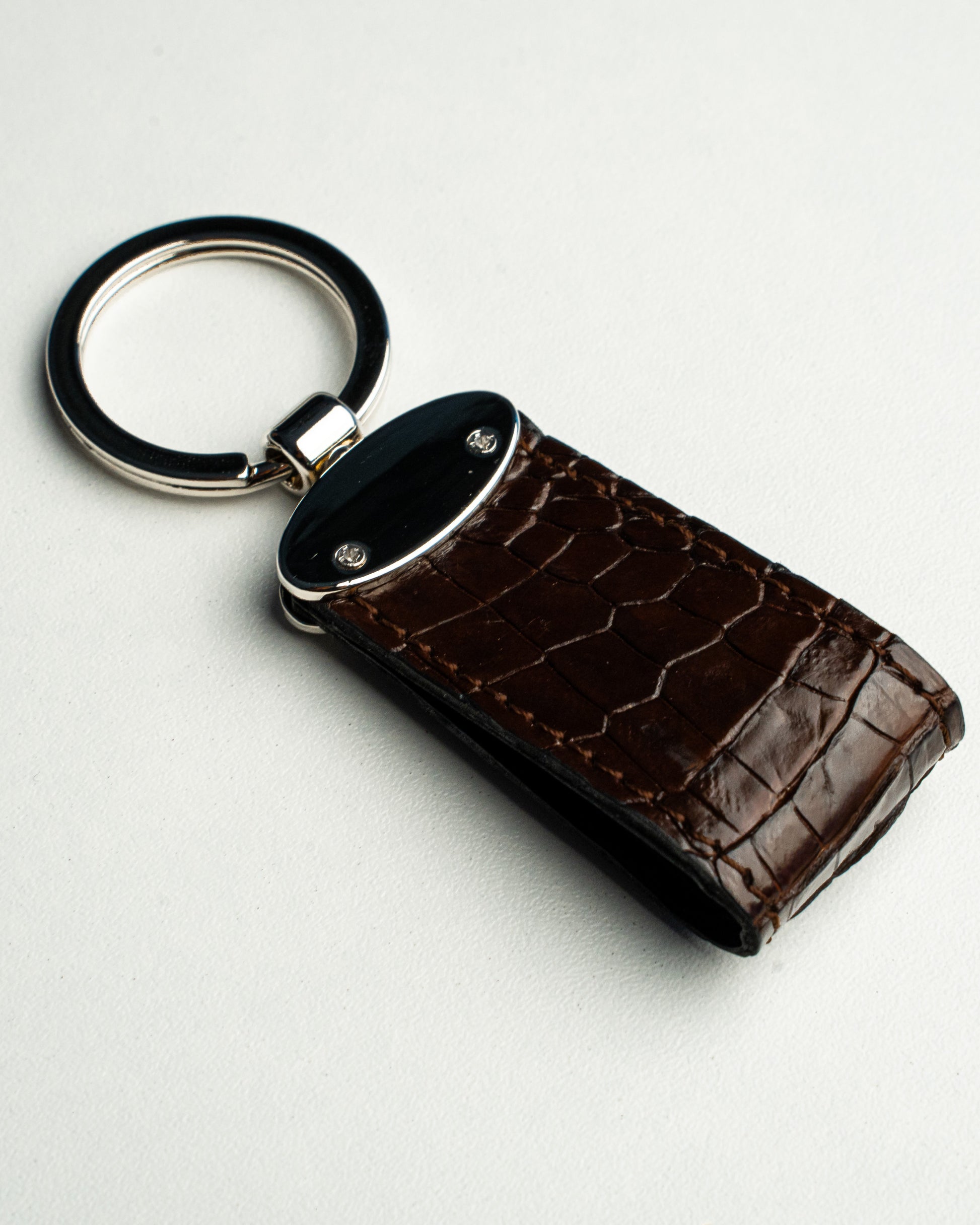 Portachiavi in pelle di alligatore marrone, stile classico
