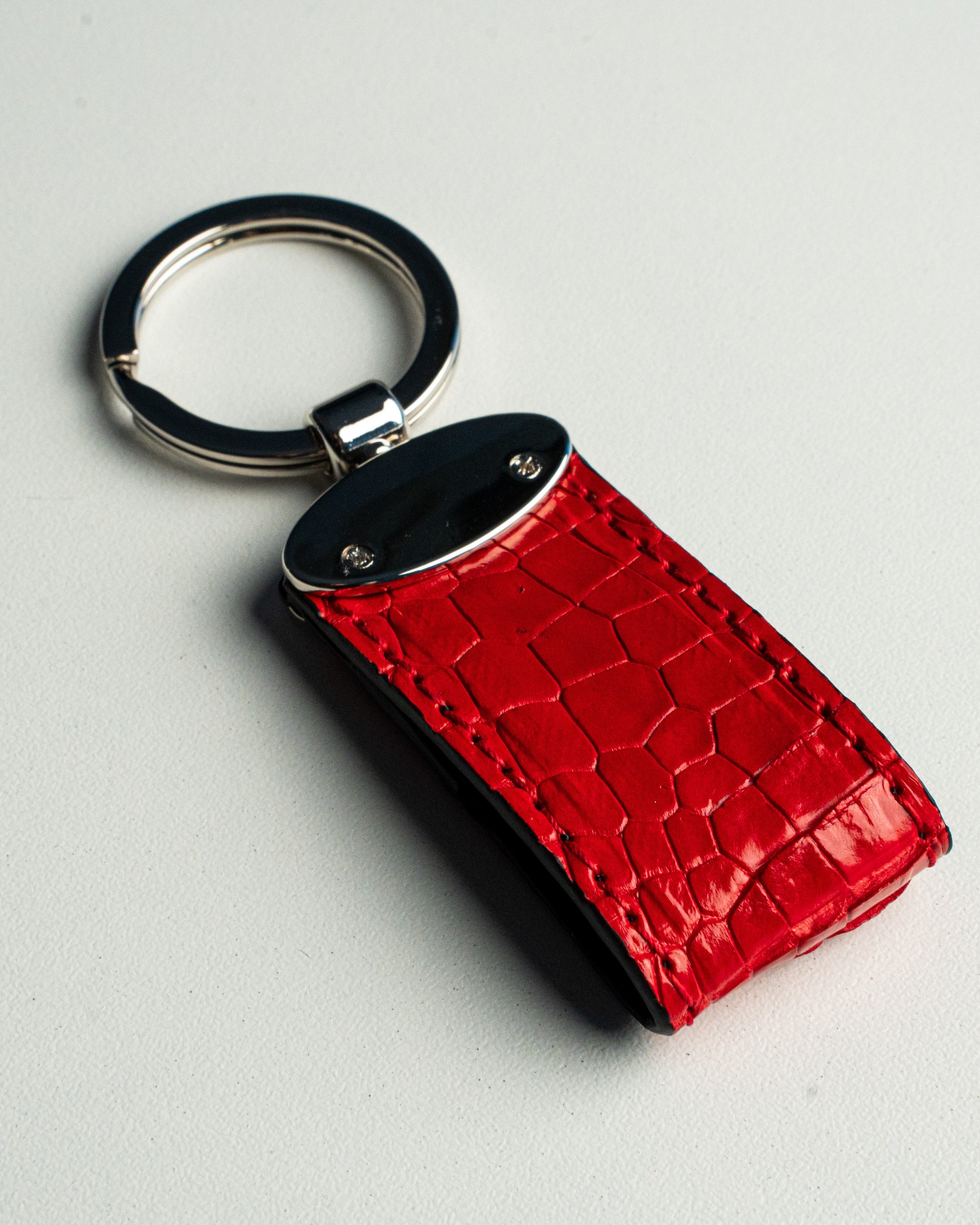 Portachiavi in pelle di alligatore rosso, stile classico