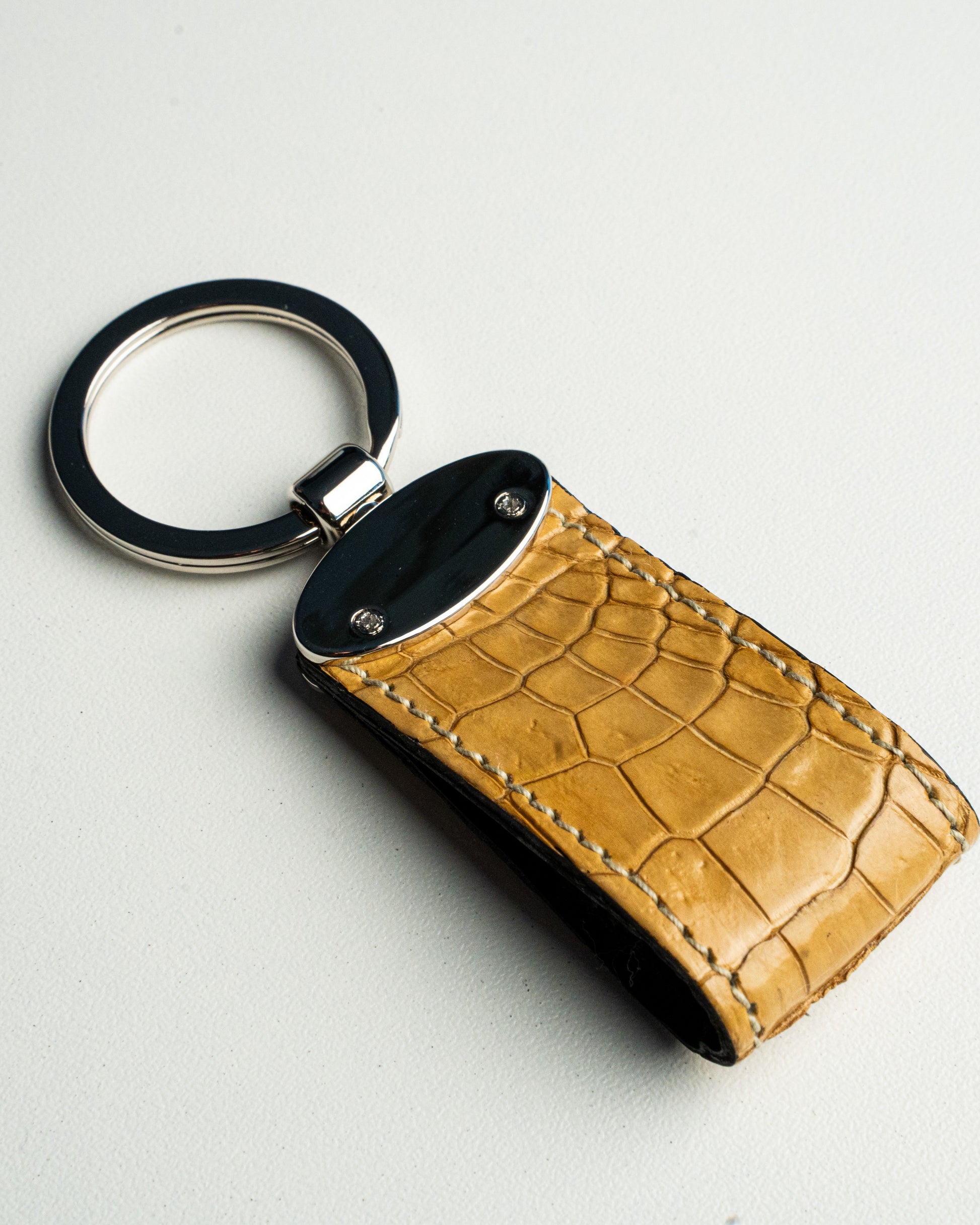Portachiavi in pelle di alligatore beige, stile classico