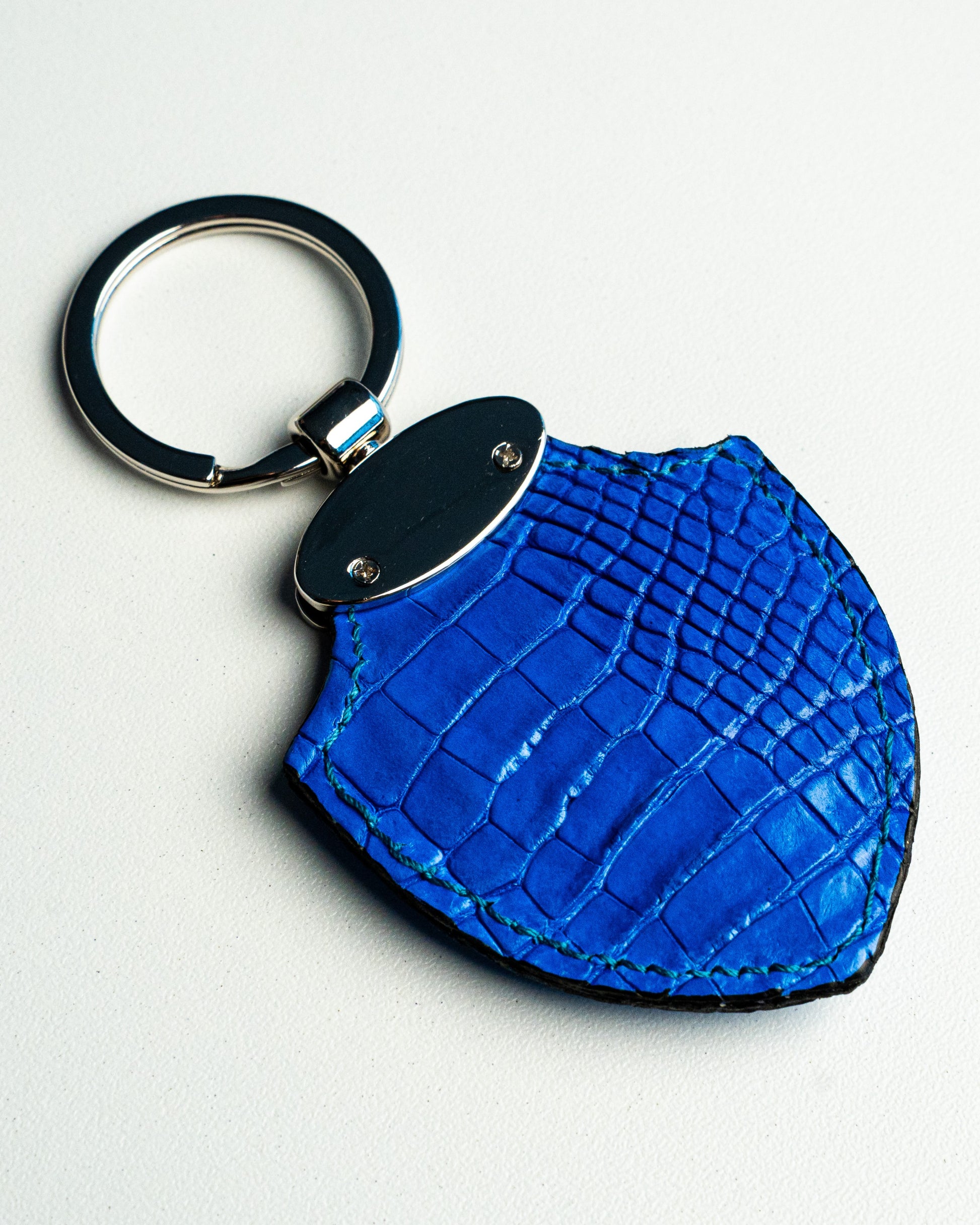 Portachiavi in pelle di alligatore blu, stile Scudetto