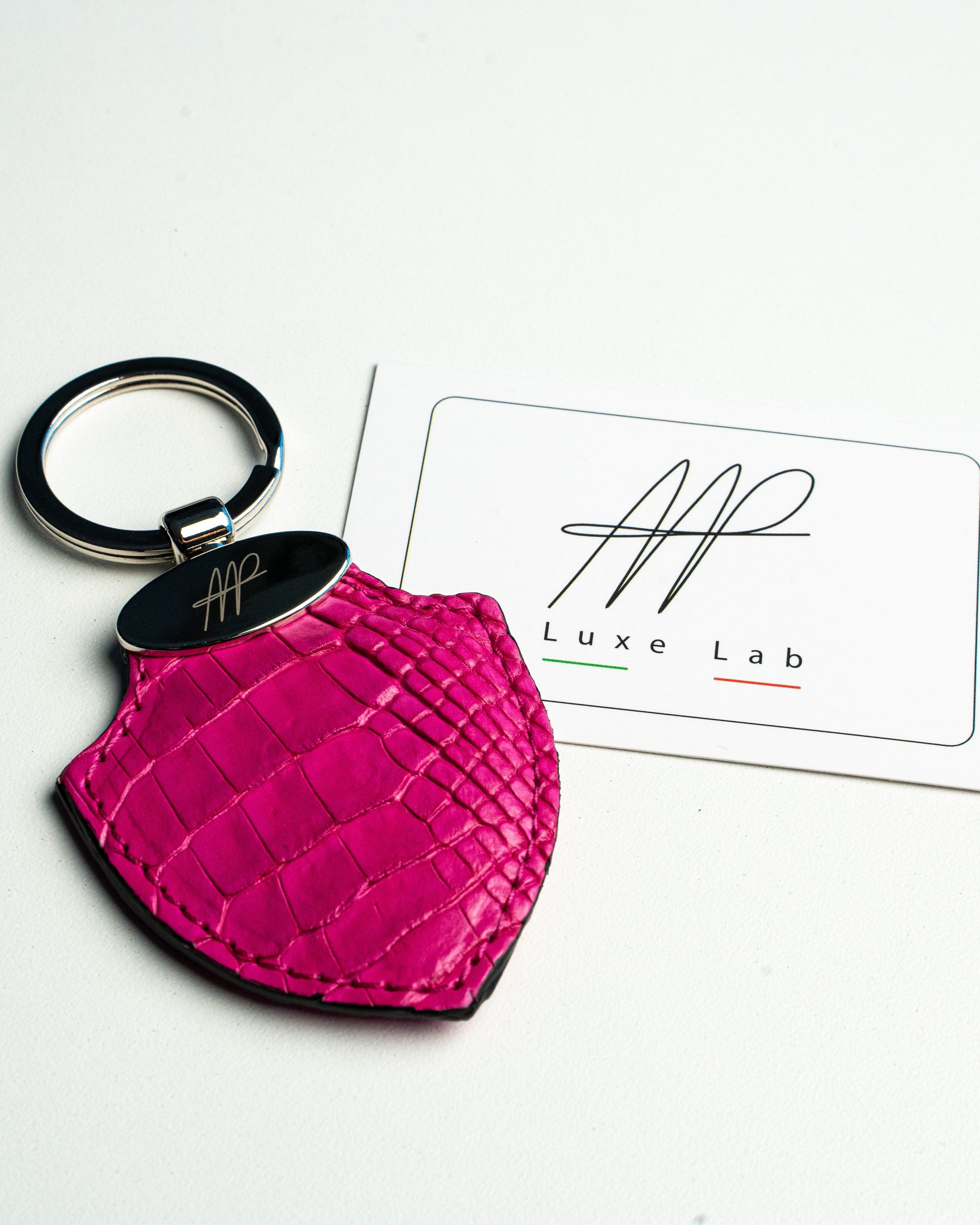 Portachiavi in pelle di alligatore fucsia, stile Scudetto
