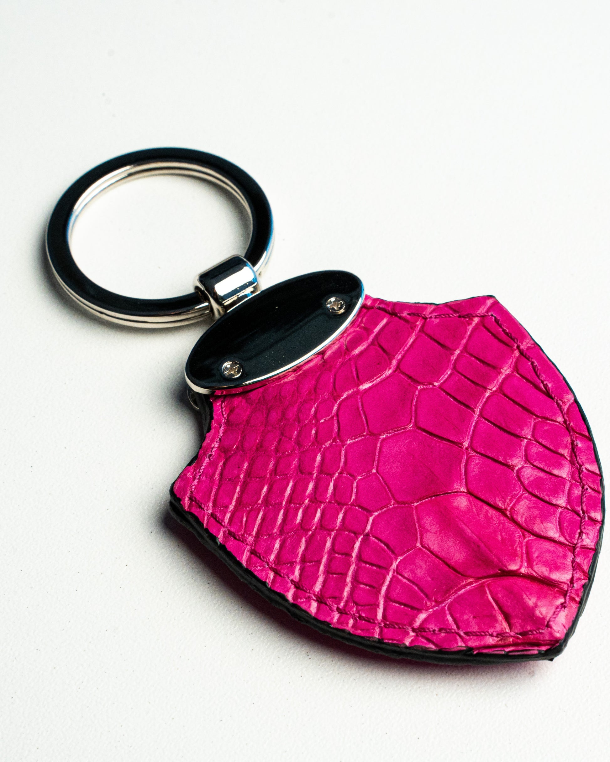 Portachiavi in pelle di alligatore fucsia, stile Scudetto