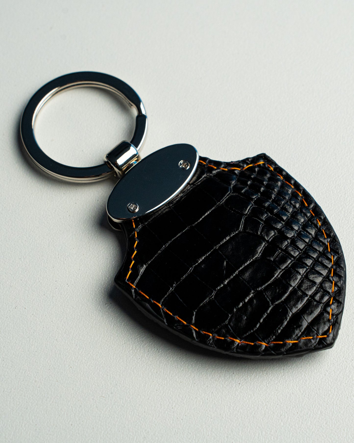 Portachiavi in pelle di alligatore nero, stile Scudetto