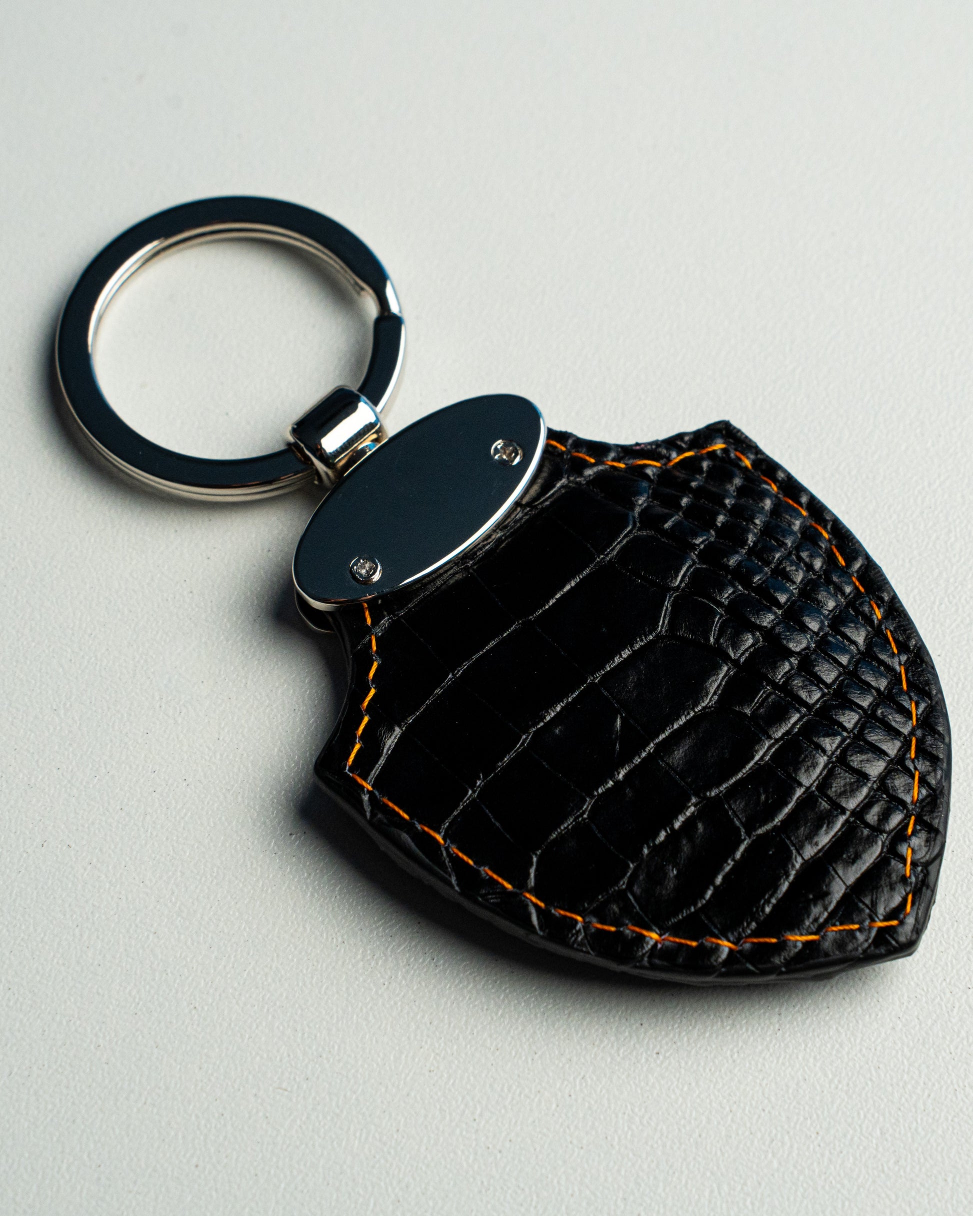 Portachiavi in pelle di alligatore nero, stile Scudetto