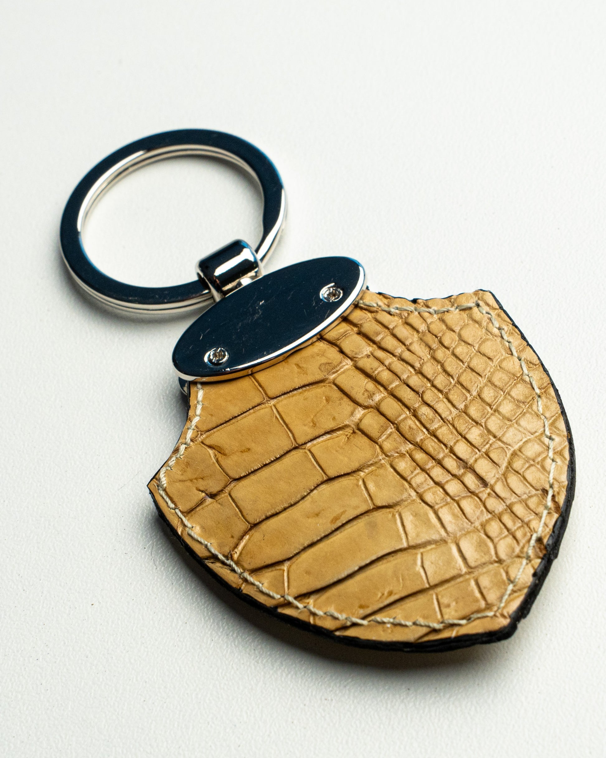 Portachiavi in pelle di alligatore beige, stile Scudetto